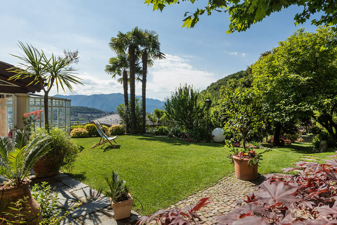 Giardino “low maintenance”: come avere uno spazio bello senza passarci il weekend a lavorarci