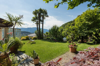 Giardino “low maintenance”: come avere uno spazio bello senza passarci il weekend a lavorarci